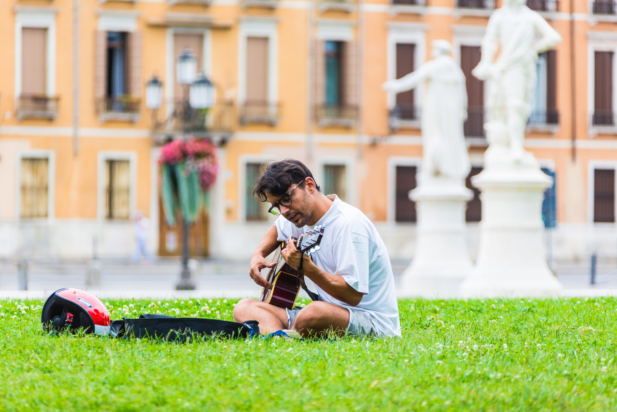 The Best Way to Teach Yourself Guitar